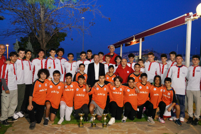 AYVALIKGÜCÜ BELEDİYESPOR BASKETBOL’UN ZAFER KUTLAMASI