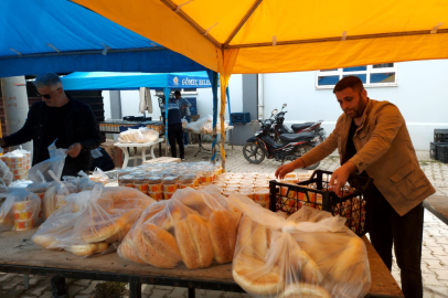 GÖMEÇ’TE İFTAR YEMEKLERİ İHTİYAÇ SAHİPLERİNE ULAŞTI