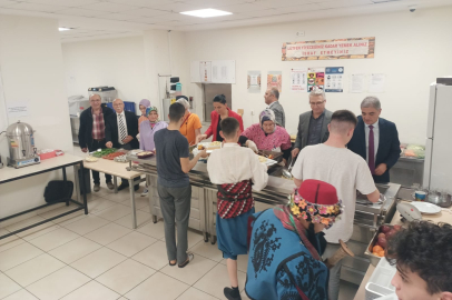 EDREMİT’TE ÖĞRENCİLERDEN İFTAR DAVETİ