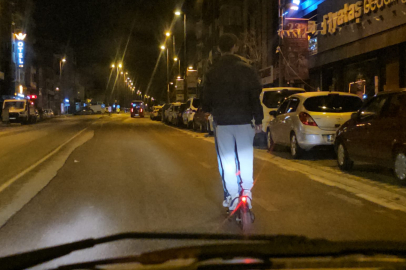 ELEKTRİKLİ SCOOTER İLE TEHLİKELİ YOLCULUK