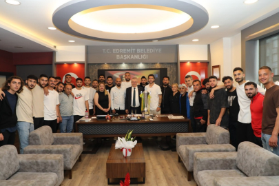 ŞAMPİYON 1966 EDREMİTSPOR, BAŞKAN ERTAŞ İLE BİR ARADA