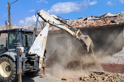 EDREMİT'TE KAÇAK VE METRUK YAPILAR YIKILDI