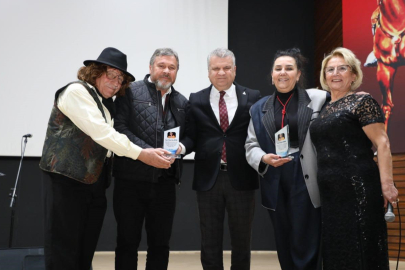 CEM KARACA EDREMİT’TE ŞARKILARIYLA ANILDI