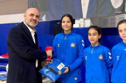 BAŞKAN DİNÇER’DEN SARAYLAR KIZ FUTSAL TAKIMI’NA DESTEK