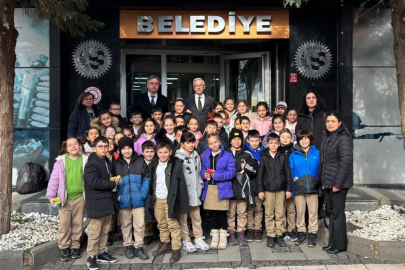 MİNİK ÖĞRENCİLERDEN BAŞKAN KARIŞIK’A ZİYARET