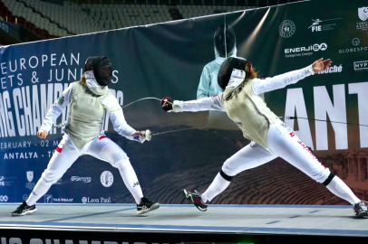 BALIKESİRLİ MİLLİ ESKRİM SPORCULARINDAN TARİHİ ZAFERLER