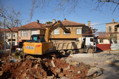 GÖMEÇ BELEDİYESİ KARAAĞAÇ MEYDANI’NI YENİLİYOR