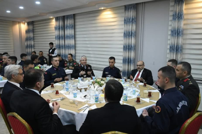 VALİ USTAOĞLU MEHMETÇİK İLE İFTAR YAPTI