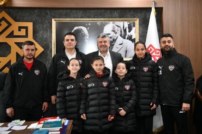 KARESİ’NİN TEK KIZ FUTBOL TAKIMINDAN BAŞKAN AKBIYIK’A Z İYARET