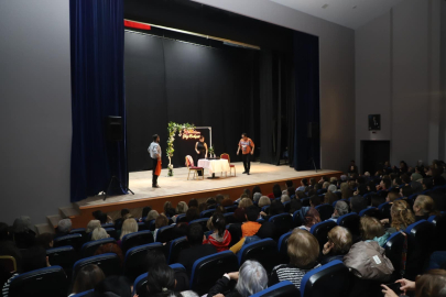 GÖNEN’DE TİYATRO RÜZGARI 8 MART İÇİN ESTİ