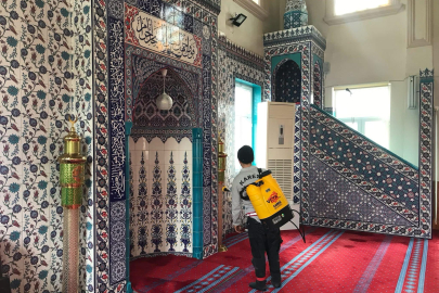 KARESİ’DE CAMİLER GÜL SUYUYLA TEMİZLENDİ
