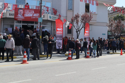 BANDIRMA’DA SEÇMENLER CHP ÖN SEÇİMİ İÇİN SANDIK BAŞINA GİTTİ