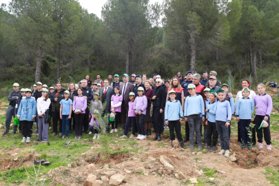 BURHANİYE’DE “ORMAN VATANDIR” SLOGANIYLA FİDANLAR TOPRAKLA BULUŞTU