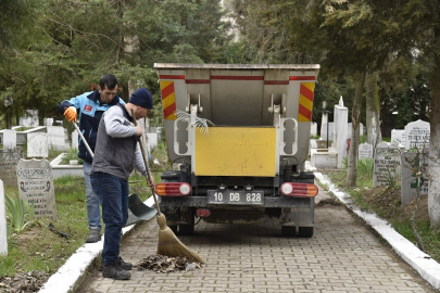 DURSUNBEY’DE BAYRAM ÖNCESİ MEZARLIK TEMİZLİĞİ