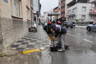 DURSUNBEY’DE YAĞIŞLI HAVALARA KARŞI MAZGAL TEMİZLİĞİ 