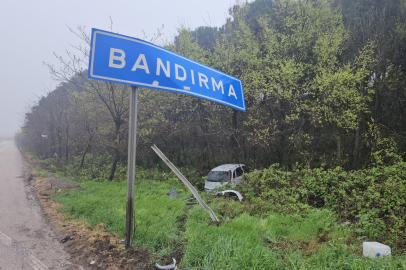 YOLDAN ÇIKAN ARAÇ TABELAYA ÇARPTI