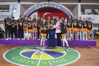 VALİ USTAOĞLU, GÜRESPOR’UN ŞAMPİYONLUK MAÇINI TRİBÜNDEN TAKİP ETTİ