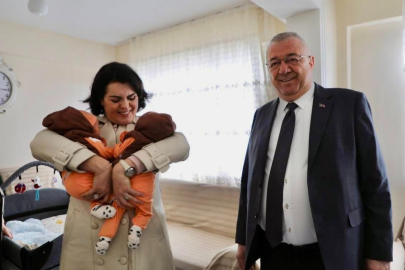BAŞKAN ERTAŞ’TAN EDREMİT’TE YENİ DOĞAN BEBEKLERE ZİYARET