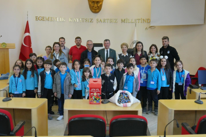 MİNİK ÖĞRENCİLERDEN 20 KİLOGRAMLIK GERİ DÖNÜŞÜM HAREKETİ