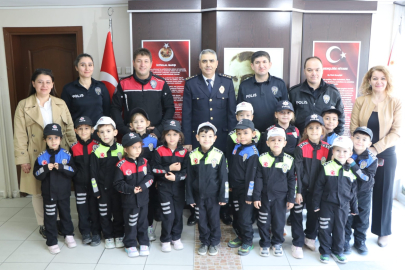 POLİS HAFTASI’NDA MİNİKLERDEN ANLAMLI JEST