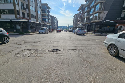 CADDEDEKİ ÇUKUR ADETA TEHLİKE SAÇIYOR