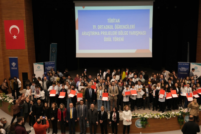 BİLİMİN IŞIĞINI TAŞIYAN GENÇLER TÜBİTAK YARIŞMASINDA ÖDÜLLERİNİ ALDI
