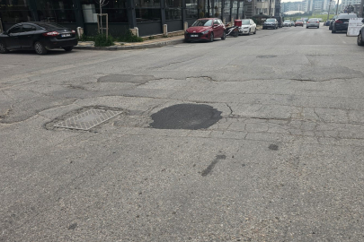 BANDIRMA BELEDİYESİ TEHLİKELİ ÇUKURA ANINDA MÜDAHALE ETTİ