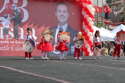 BANDIRMA’DA 23 NİSAN ÖNCESİNDE MİNİKLER SAHNEYE TAŞTI