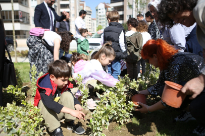 Yeni Parkın Bitkilerini Minikler Dikti
