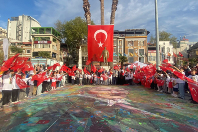 CUMHURİYET’İN ÇOCUKLARI ATATÜRK’ÜN PORTRESİNİ BOYADI