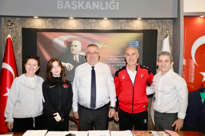 AVRUPA’DA ÇİFTE MADALYA KAZANAN YANIT’A EDREMİT’TEN TEBRİK
