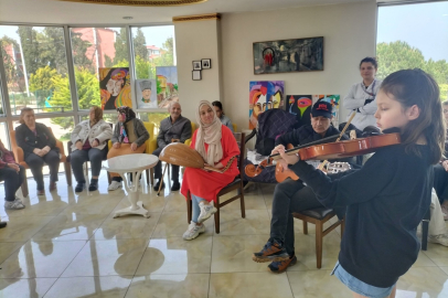 ERDEKLİ ÖĞRENCİLERDEN BANDIRMALI ÇINARLARA MÜZİK ZİYAFETİ