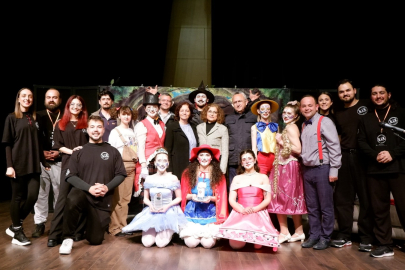 SUSURLUK’TA “TİYATRO FESTİVALİ” RENKLİ OYUNLARLA SÜRÜYOR