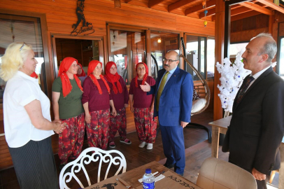 VALİ USTAOĞLU, GÖNEN’DE ÜRETİCİ KADINLARLA BULUŞTU