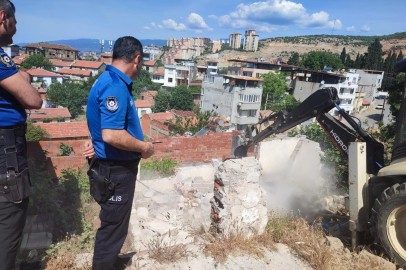 EDREMİT’TE METRUK BİNAYA YIKIM KARARI