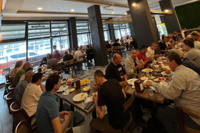 MANYAS’TA BELEDİYE VE BÜYÜKŞEHİR PERSONELLERİ KAHVALTIDA BULUŞTU