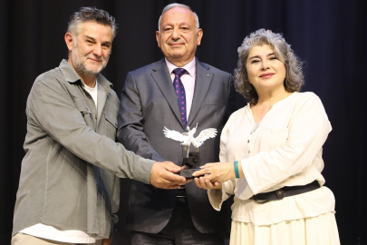 BANDIRMA’DA FESTİVAL SAHNESİ “ÜÇ EKSİ BİR” OYUNUNU AĞIRLADI
