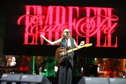 BANDIRMA’DA FESTİVALİN İLK KONUĞU EMRE FEL COŞKUYU ZİRVEYE TAŞIDI