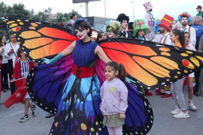 FESTİVAL KORTEJİ BANDIRMA SOKAKLARINI RENKLENDİRDİ