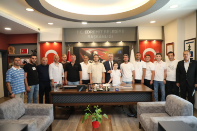 BAŞKAN MEHMET ERTAŞ VATANDAŞLARLA BAYRAMLAŞTI