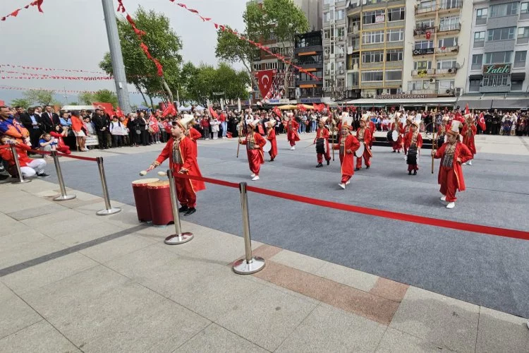 Bandırma’nın çocukları, Atatürk’ün armağanı 23 Nişanı coşkuyla kutladı
