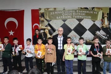 Burhaniye'de satranç oyuncuları madalyalarını aldı
