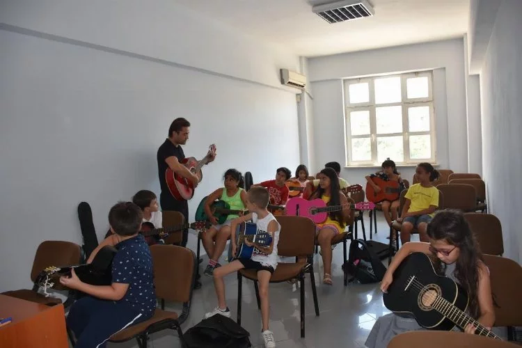 Edremit Belediyesi Yaz Gitar Kursları Açıldı
