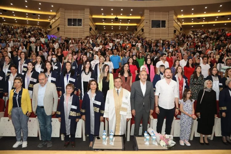 ERÜ Sağlık Bilimleri Fakültesi'nde mezuniyet heyecanı