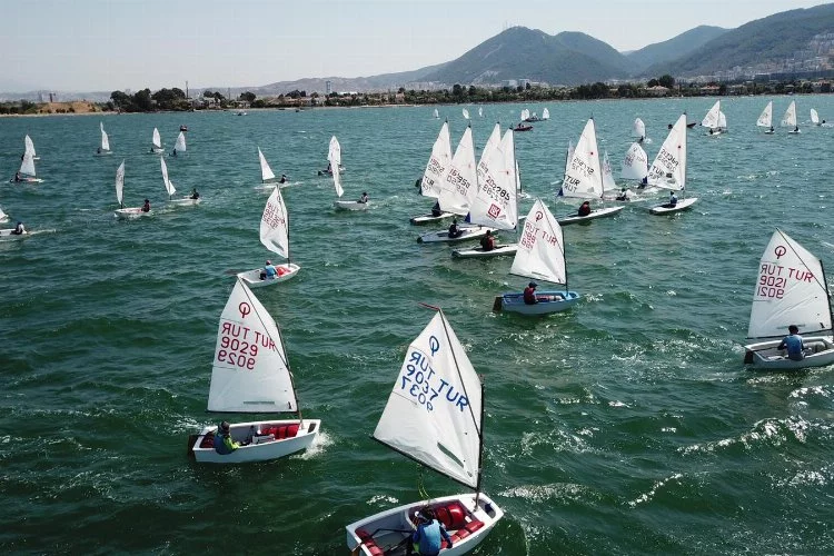 Geleceğin yelken sporcu kızları İzmir Narlıdere'de yetişecek