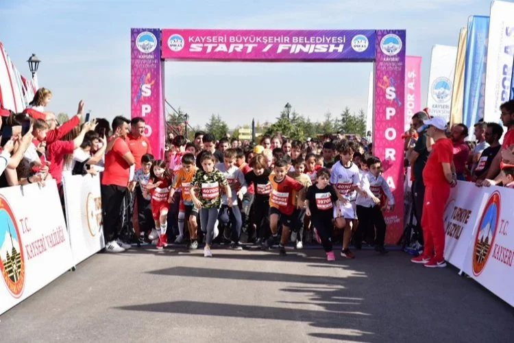 Kayseri'de bin kişilik Cumhuriyet koşusu
